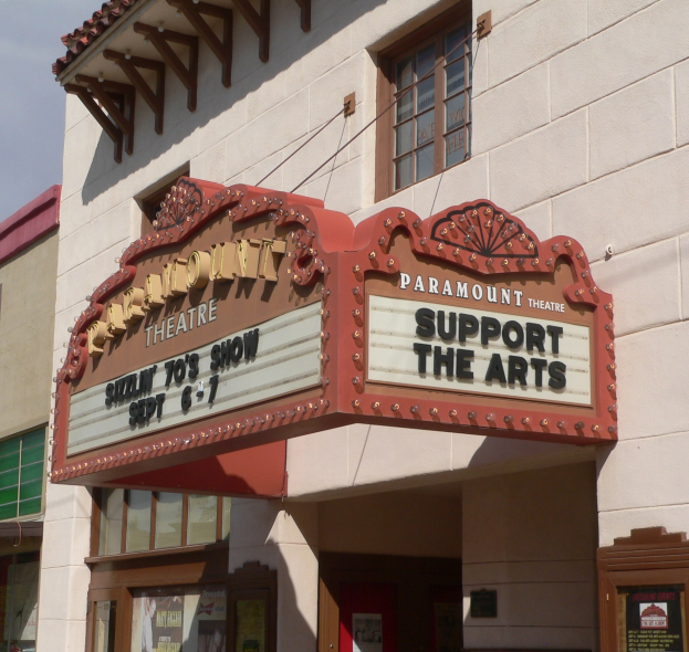 Außenansicht des Paramount Theatre in Sacramento, Kalifornien, mit Glasfenstern und -türen und einer 'Support the Arts'-Schrifttafel.