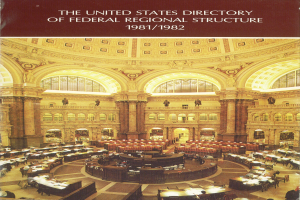 Einblick in das United States Directory of Federal Regional Structure 1981/1982: Ein Raum voller Menschen an Tischen mit Papieren und Gegenständen, Säulen und Bögen im Hintergrund und Text oben im Bild.