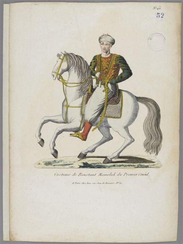 Ein Mann in einem farbenfrohen, detailliert verzierten Kostüm der Premierencour ritt auf einem weißen Pferd mit Sattel und Zaumzeug, mit sichtbarem Text auf dem Papier.