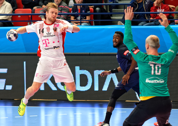 Eine Gruppe von Männern spielt Hallenhandball auf einem Feld während eines Futsal-Weltmeisterschaftsspiels 2019 zwischen Bayern München und Paris Saint-Germain, mit Zuschauern im Hintergrund.