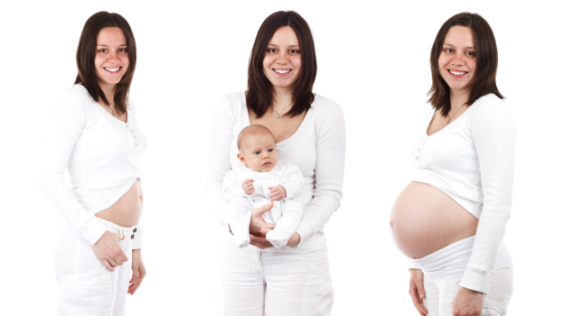Drei schwangere Frauen, die lächeln und eine ein Baby hält, vor einem hellen weißen Hintergrund.