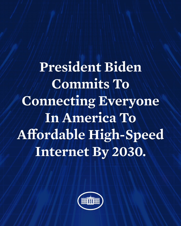 Ein blauer Hintergrund mit weißer, zentrierter Schrift, die besagt: "Präsident Biden setzt sich dafür ein, bis 2030 jeden Amerikaner mit erschwinglichem High-Speed-Internet zu verbinden."
