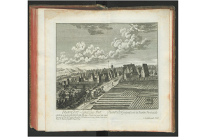 Ein offenes Buch mit dem Titel "Landschaft des Rheinlands" veröffentlicht im Jahr 1805, das eine Zeichnung eines Dorfes umgeben von Häusern, Bäumen, Hügeln und Wolken am Himmel zeigt.