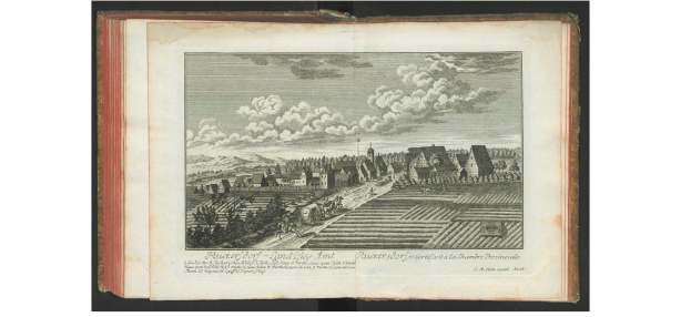 Ein offenes Buch mit dem Titel "Landschaft des Rheinlands" veröffentlicht im Jahr 1805, das eine Zeichnung eines Dorfes umgeben von Häusern, Bäumen, Hügeln und Wolken am Himmel zeigt.