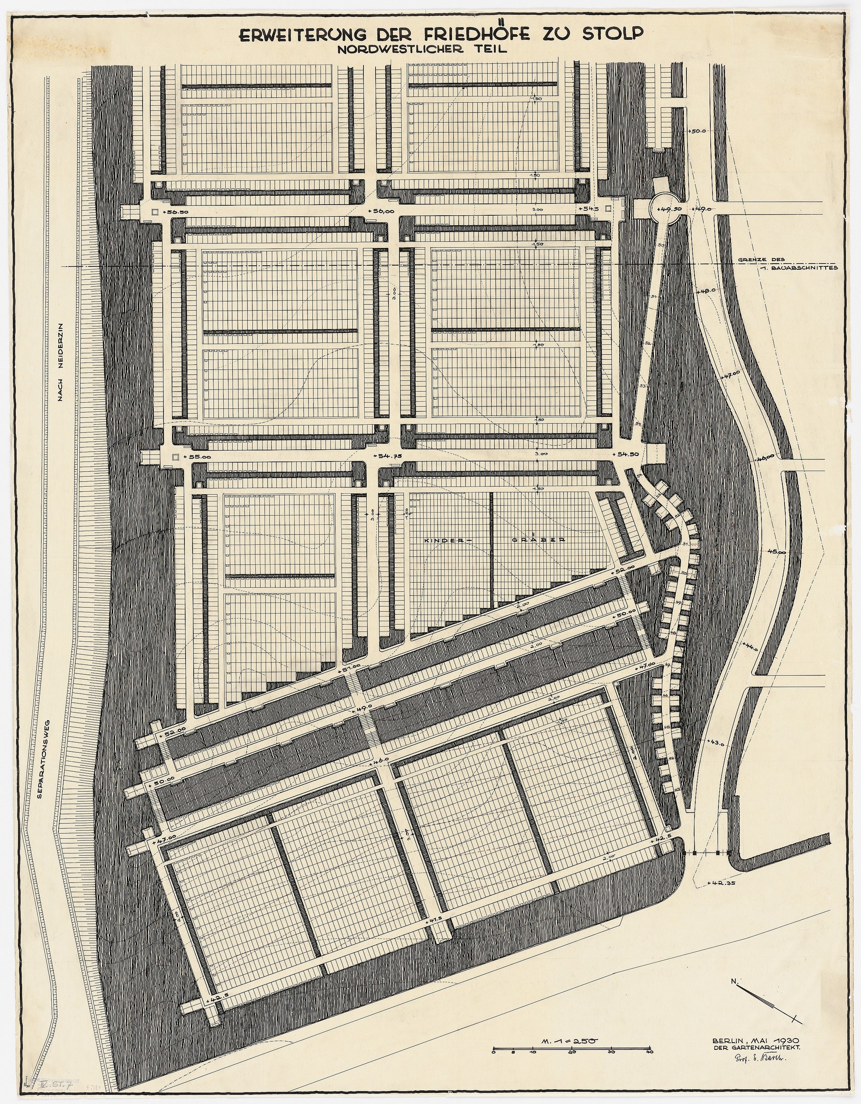 Alte Stadtkarte mit detaillierten Gebäudeplänen und handgeschriebenem Text, der die Stadtstruktur beschreibt.