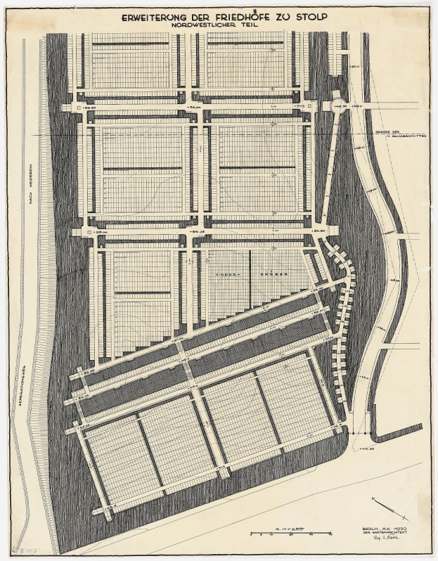 Alte Stadtkarte mit detaillierten Gebäudeplänen und handgeschriebenem Text, der die Stadtstruktur beschreibt.
