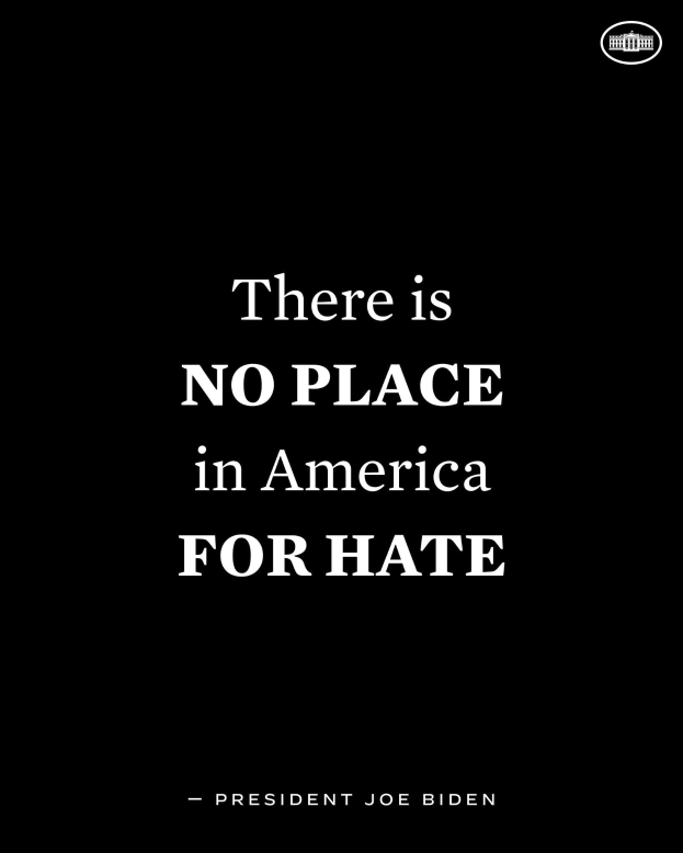 Ein schwarzer Hintergrund mit fetter weißer Schrift, die 'Es gibt in Amerika keinen Platz für Hass' lautet - ein Zitat von Präsident Joe Biden.