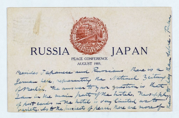 Kuvert mit einer Briefmarke, auf der "Russland und Japan Friedenskonferenz" steht und ein zentrales Logo eines Gebäudes.