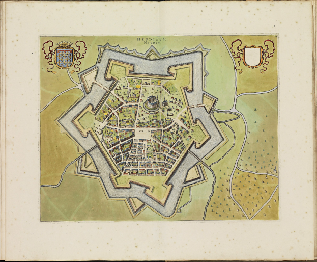 Offenes Buch zeigt eine detaillierte Karte von Heidelberg, Deutschland, mit sichtbaren Straßennamen, Gebäuden und Sehenswürdigkeiten, begleitet von begleitendem Text.