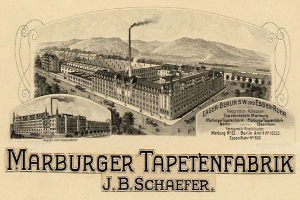 Eine alte Werbung für die Marburger Tapetenfabrik in Berlin, Deutschland, die Gebäude, Bäume, Hügel, Rauch und Text zeigt.