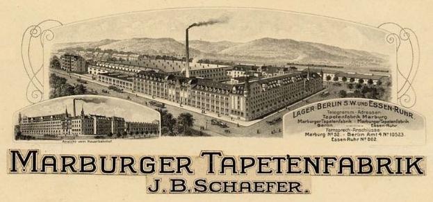Eine alte Werbung für die Marburger Tapetenfabrik in Berlin, Deutschland, die Gebäude, Bäume, Hügel, Rauch und Text zeigt.