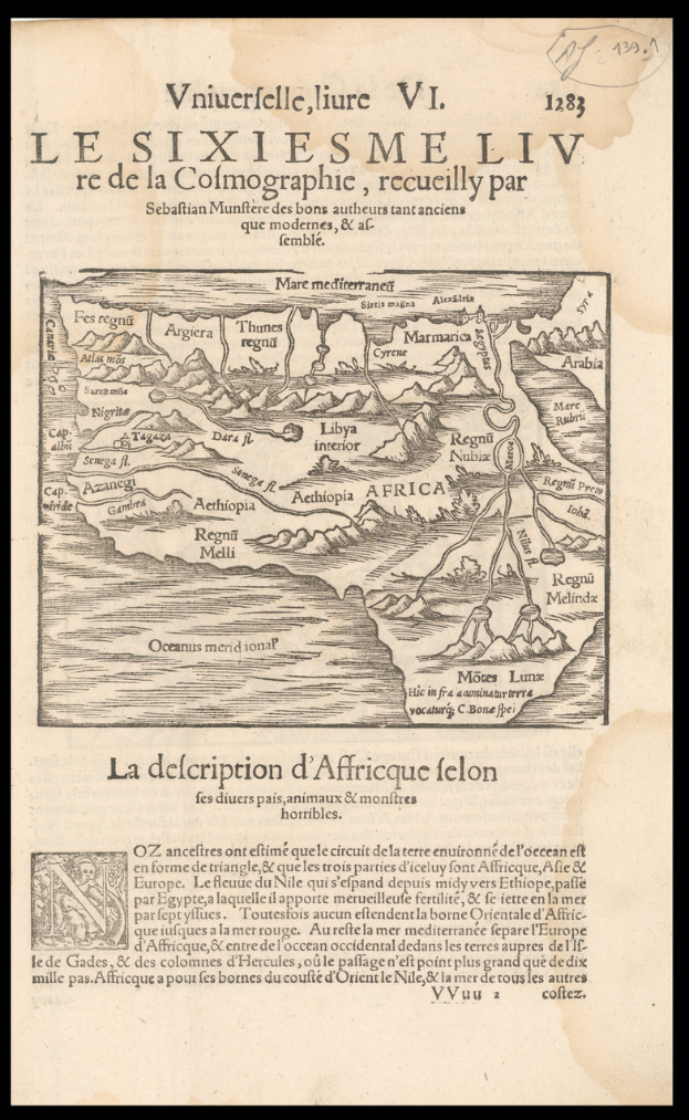 Ein altes Buch mit einem schwarzen Hintergrund und einer detaillierten Karte von Afrika, einschließlich geografischer Merkmale wie Bergen, Flüssen und Städten, mit begleitendem Text, der weitere Informationen bietet.