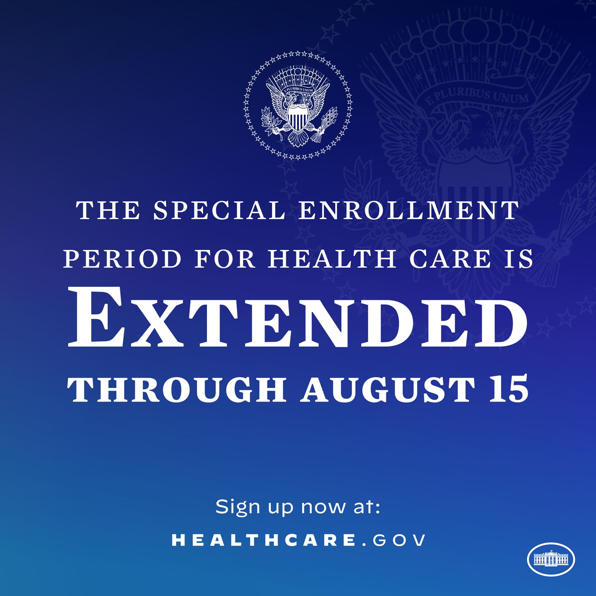 Plakat mit Text und Logo, das "Die Sonderfrist für die Krankenversicherung ist bis zum 15. August verlängert" angibt.