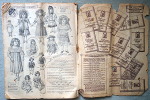 Ein aufgeschlagenes Buch auf blauer Oberfläche zeigt Bilder von Kindern und Puppen, begleitet von Text, der einen Blick in die Vergangenheit gewährt.