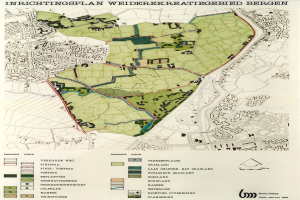 Eine detaillierte Karte einer Stadt mit zahlreichen Bäumen, einschließlich Text und Zahlen, die einen umfassenden Überblick bietet.
