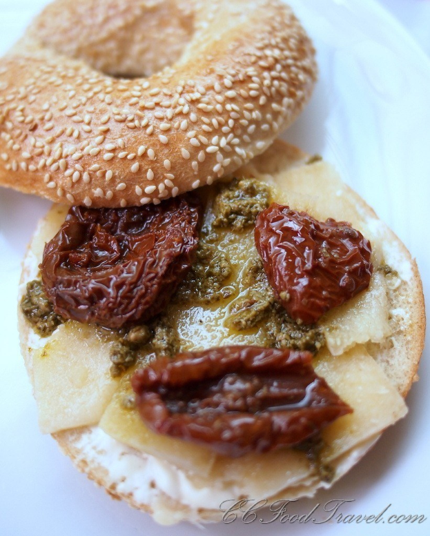 Ein Burger mit begleitenden Speisen.