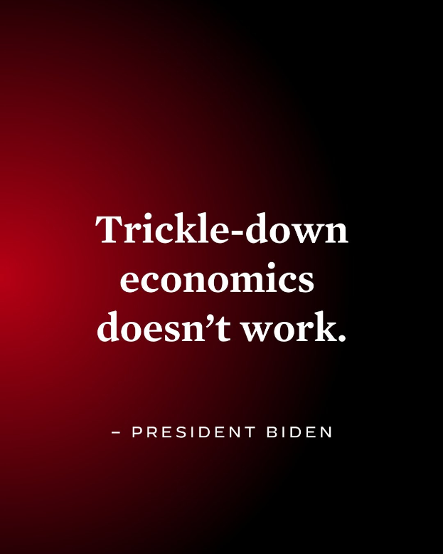 Plakat mit fetter schwarzer Schrift "Trickle-Down Economics Works Not" auf weißem Hintergrund, eingerahmt von einem dünnen schwarzen Rand, begleitet von einem Zitat von Präsident Biden.