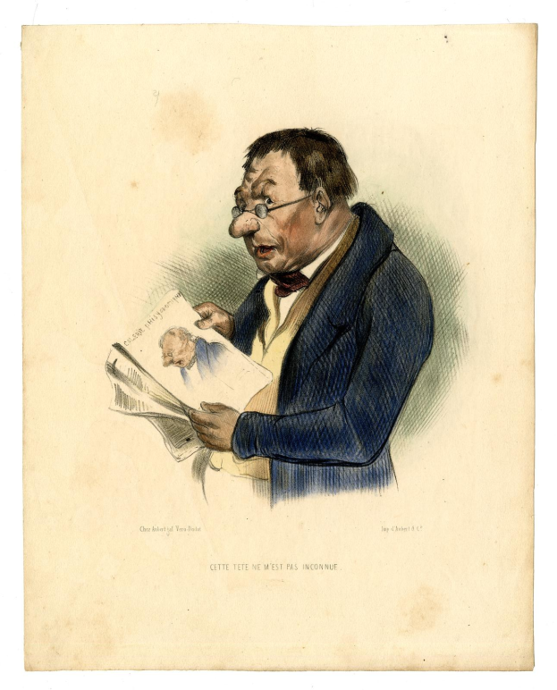 Ein Mann im Anzug und Krawatte, der eine Brille trägt und eine Zeitung liest, die einen ernsten Ausdruck hat, was darauf hindeutet, dass er ein Politiker ist.