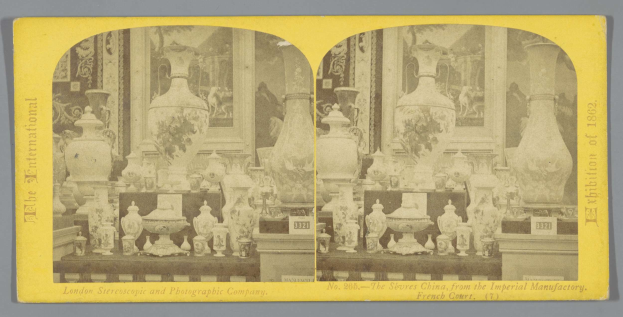 Schwarz-weiß-Foto eines Raums mit zahlreichen Vasen und dekorativen Gegenständen in einer Collage-Anordnung, mit Text unten, von der Imperial Factory in London stereoskopische und fotografische Gesellschaft.