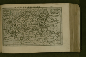 Offenes Buch mit einer detaillierten Deutschlandkarte, die geografische Merkmale wie Flüsse, Berge und Städte zeigt, begleitet von beschreibendem Text.