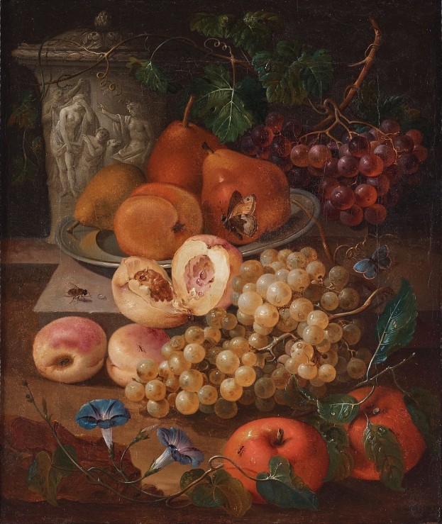 Ein Stillleben mit einer Vielfalt an Früchten wie Trauben, Äpfeln und Birnen, die auf einem Tisch mit einem Teller Blumen und Blättern angeordnet sind, und Skulpturen im Hintergrund.