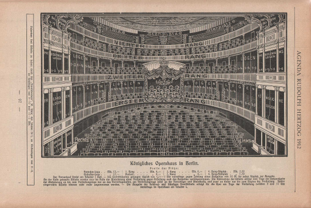 Eine Schwarz-Weiß-Illustration einer alten Buchseite, die ein großes, leeres Auditorium in Berlin, Deutschland, mit Reihen von Stühlen und gedrucktem Text zeigt.