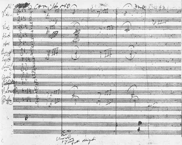 Schwarze und weiße Notenblätter mit dichter musikalischer Notation und Text, was auf eine Konzertpartitur hinweist.