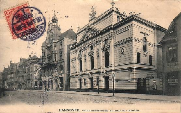 Alte Ansichtskarte von Hannover, Deutschland, die eine Stadtstraße mit Gebäuden, Laternenmasten, Straßenlaternen, Fußgängern und einem Himmel im Hintergrund zeigt.