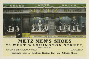 Schwarz-weiß-Postkarte eines Ladens mit der Aufschrift 'Metz Men's Shoes' und Schaufensterpuppen mit Schuhen und Text an den Wänden.
