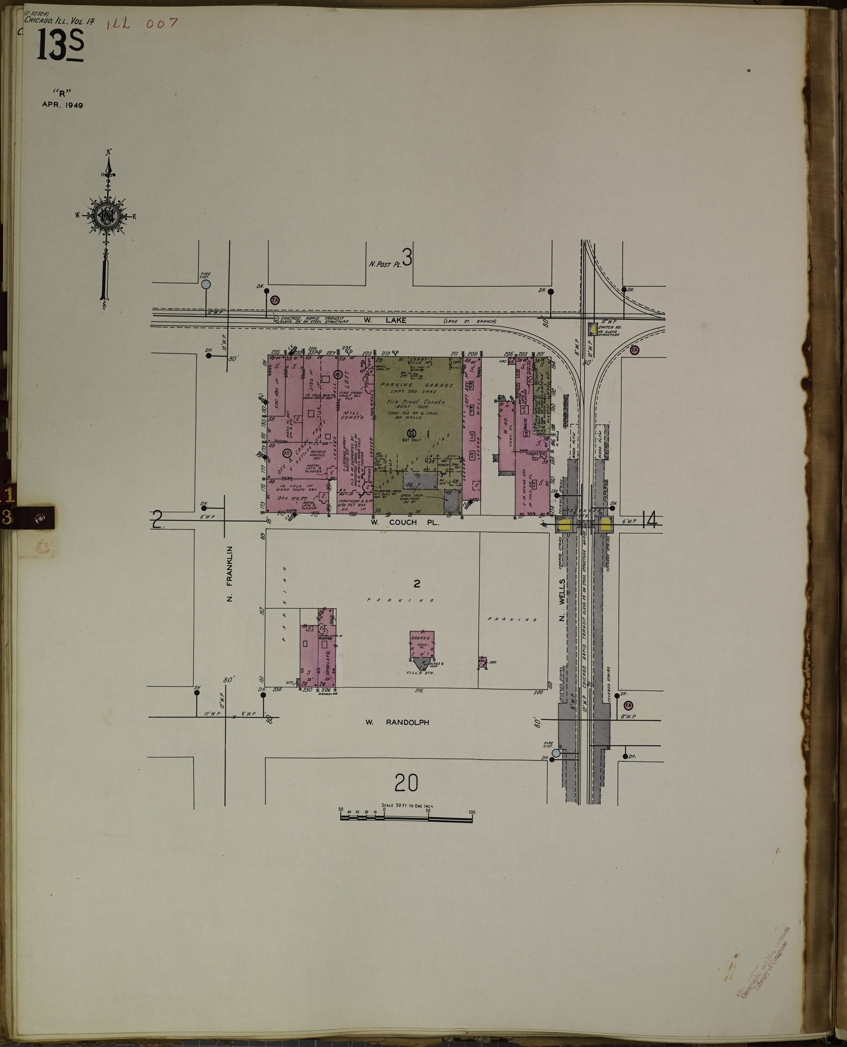 Offenes Buch mit einer detaillierten Stadtkarte auf einer Seite und textgefüllten Seiten auf der anderen.