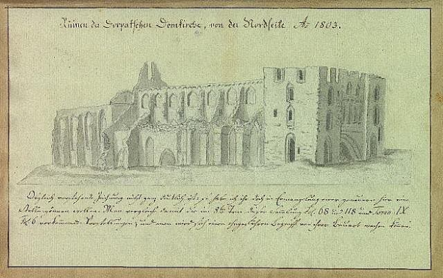 Ein detailliertes Skizze einer ruinösen Kirche in Deutschland, mit sichtbaren architektonischen Elementen wie Fenstern, Bögen und Säulen, begleitet von handgeschriebenem Text auf einem Papier, vor einem grünen Landschaft.