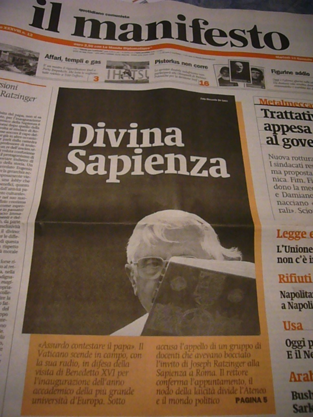 Zeitung mit sichtbarem Text in der Mitte des Bildes.