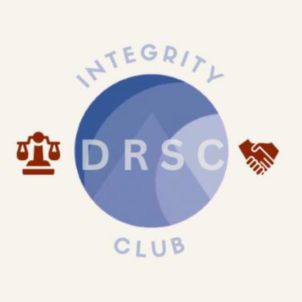 Ein blauer Kreis mit "Integrity Club" in weißer Schrift, eine Waage links und zwei Hände, die sich rechts schütteln.