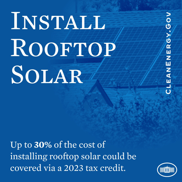 Plakat mit Text über einen 2023er Steuerkredit, der bis zu 30% der Kosten für die Dachsolaranlage deckt, mit Bäumen und einem Gebäude mit Solarmodulen im Hintergrund.