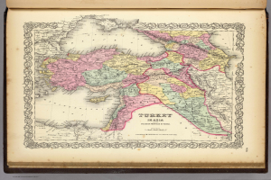 Ein aufgeschlagenes altes Buch mit einer detaillierten Karte von Türkei und den umliegenden Regionen, begleitet von Text über geografische Merkmale und Orte.