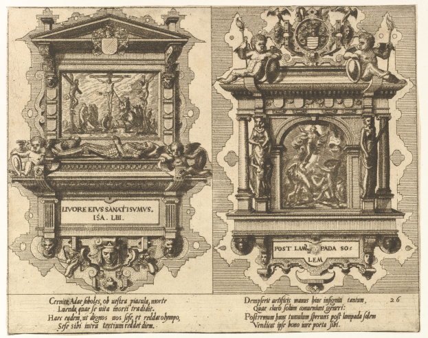 Zwei detaillierte Skulpturen an einer Wand, begleitet von fettgedrucktem Text auf Papier.