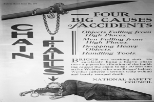 Ein Schwarz-Weiß-Plakat mit einer Person auf einem Pfahl liegend und Ketten, betitelt mit "Vier große Unfallursachen".