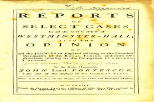 Ein altes Buch mit dem Titel 'Berichte über ausgewählte Fälle in den Gerichten von Westminster-Hall sowie die Meinung von John Lord Fortescue' liegt aufgeschlagen da, wobei eine Seite mit schwarzem Text zu sehen ist.