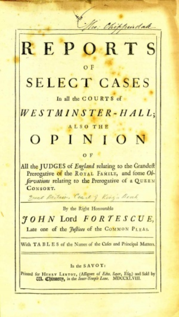 Ein altes Buch mit dem Titel 'Berichte über ausgewählte Fälle in den Gerichten von Westminster-Hall sowie die Meinung von John Lord Fortescue' liegt aufgeschlagen da, wobei eine Seite mit schwarzem Text zu sehen ist.