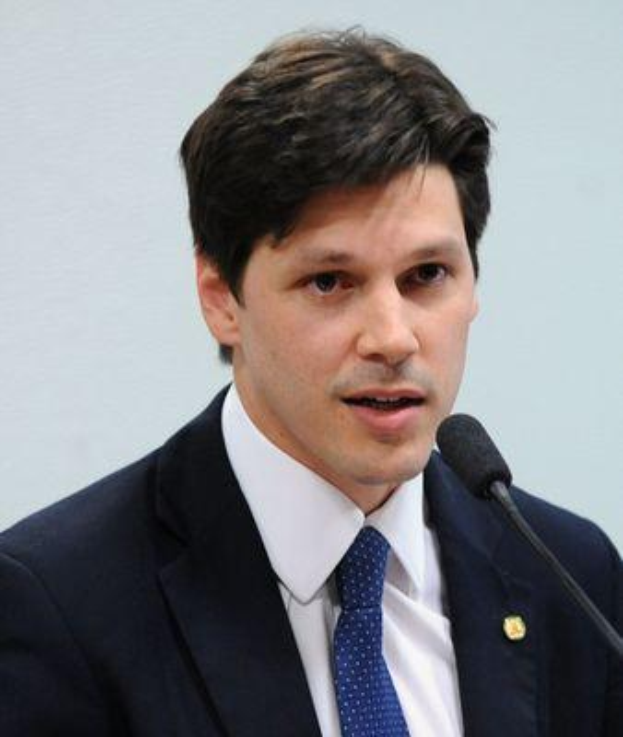 Ein Mann im Anzug und Krawatte spricht vor einer Wand in ein Mikrofon, wahrscheinlich auf die Nachricht über ein Regierungsgesetz zur Internet-Sperre reagierend.