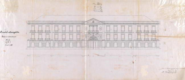 Ein detailliertes Grundriss-Zeichnung eines großen Campus-Gebäudes, das dessen Layout einschließlich des Eingangs, Säulen und weiterer Merkmale zeigt, mit begleitendem Text, der dessen Größe, Form und Lage beschreibt.