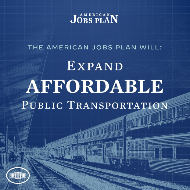 Plakat mit einem Zug auf einem Bahnsteig mit mehreren Menschen in der Nähe, das "The American Jobs Plan Will Expand Affordable Public Transportation" bewirbt.