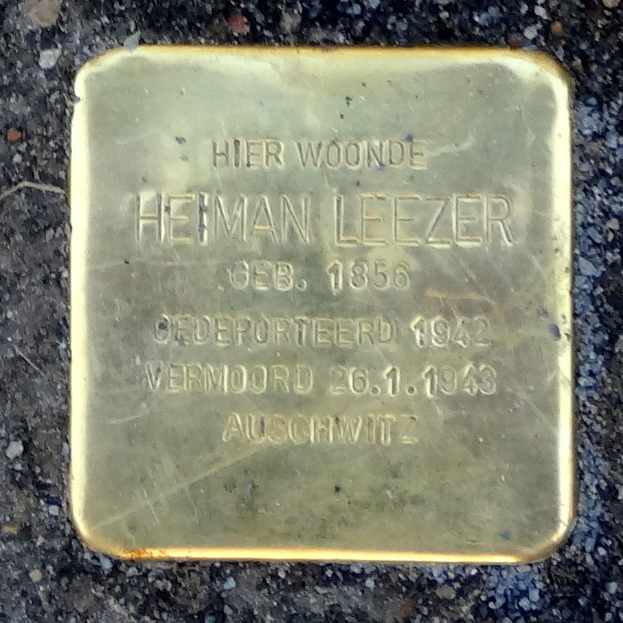 Gedenkbrassplatte am Boden mit der Inschrift "Hier Wohnte Heiman Leezer"
