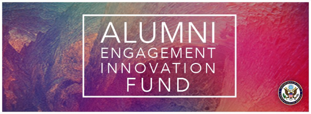 Plakat mit "Alumni Engagement Innovation Fund" in fetter schwarzer Schrift auf einem weißen Hintergrund und einem Logo in der rechten unteren Ecke.