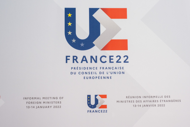 Plakat mit der Aufschrift "Frankreich 22 - Informelles Treffen der Außenminister" und dem EU-Logo mit einem blauen Kreis, weißer Umrandung, weißem Stern und weißem Rand.
