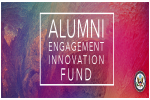Ein Plakat mit der Aufschrift "Alumni Engagement Innovation Fund" in fetter, schwarzer Schrift auf einem weißen Hintergrund, mit einem Logo in der rechten unteren Ecke.