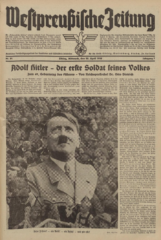 Schwarz-weiß-Fotografie von Adolf Hitler in einem schwarzen Anzug und weißem Hemd, der vor einer Menge steht und auf der Titelseite einer deutschen Zeitung mit der Schlagzeile "Adolf Hitler - Der Erste Soldat Feines Volkes." zu sehen ist.