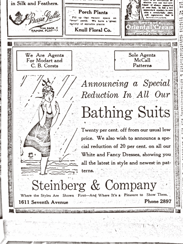 Eine Frau in einem weißen hochgeschlossenen, langärmeligen Kleid mit ihrem Haar zu einem Knoten gebunden, die zentral in einer Werbung für Steinberg & Company's Badesachen steht, umgeben von Text.