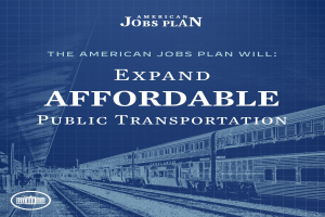 Ein Plakat mit einem Zug auf einer Bahnstrecke mit einigen Menschen in der Nähe, das 'The American Jobs Plan Will Expand Affordable Public Transportation' bewirbt.