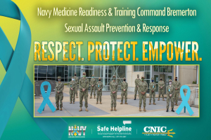 Plakat mit Navy-Personal in Uniform vor einem Gebäude mit Text, der "Navy Medicine Readiness & Training Command Bremerton: Sexual Assault Prevention & Response - Respect, Protect, Empower" bewirbt.